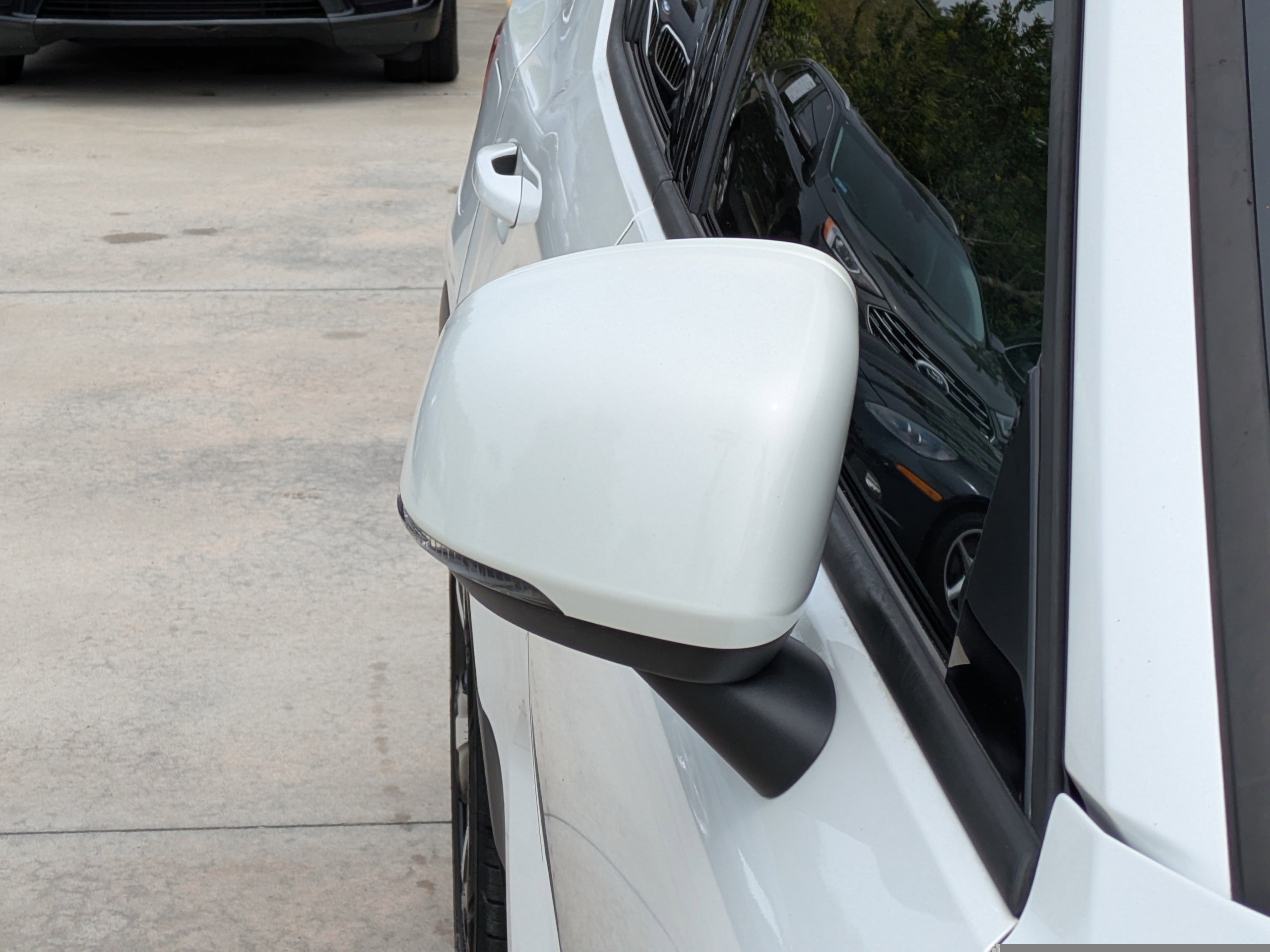 Used 2021 Volvo XC40 T5 Momentum w/ Premium Package image 8