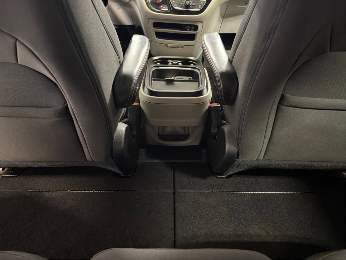 Used 2020 Chrysler Pacifica Touring w/ Tire & Wheel Group FWD image 26