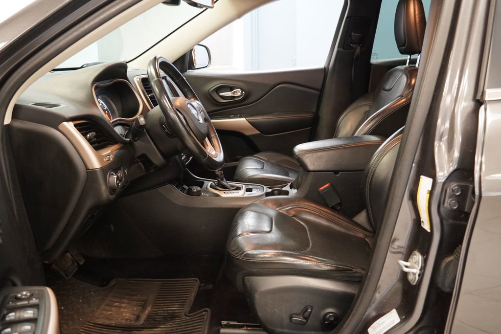 Used 2017 Jeep Cherokee Limited w/ Luxury Group image 4