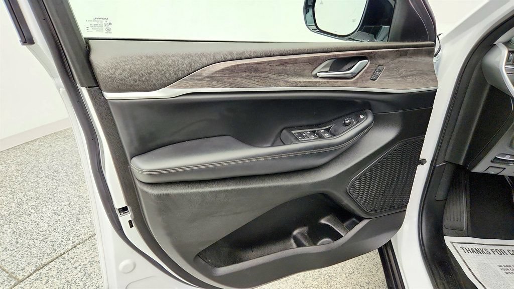Used 2023 Jeep Grand Cherokee Limited AWD/4WD image 11