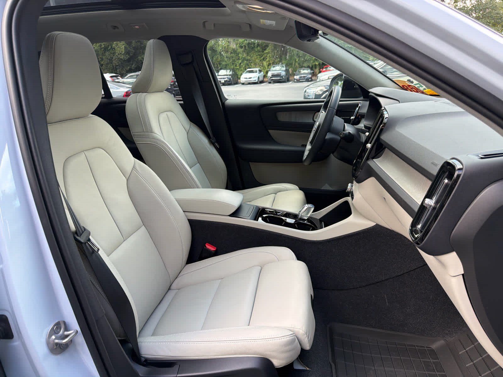 Used 2024 Volvo XC40 B5 Ultimate w/ Protection Package Premier AWD/4WD image 17