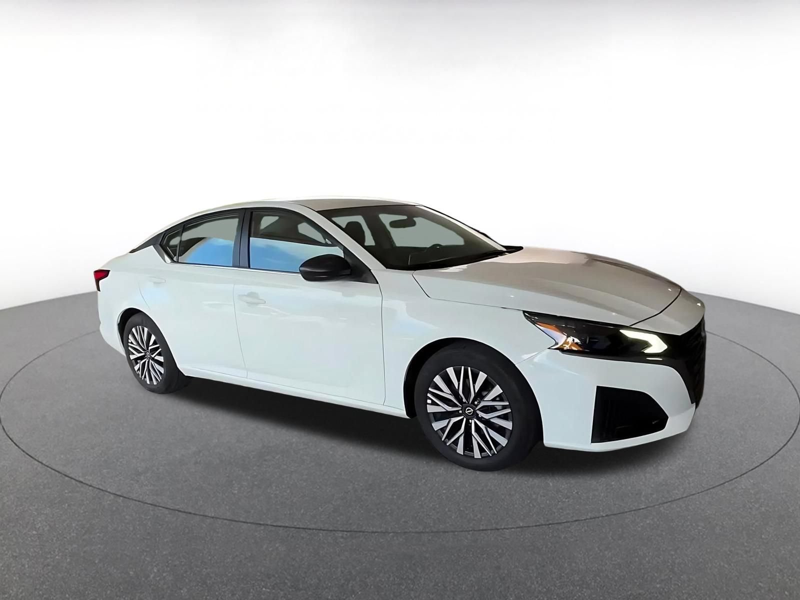 Used 2026 Nissan Altima 2.5 SV FWD image 2