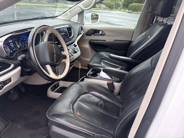 Used 2018 Chrysler Pacifica Limited FWD image 2