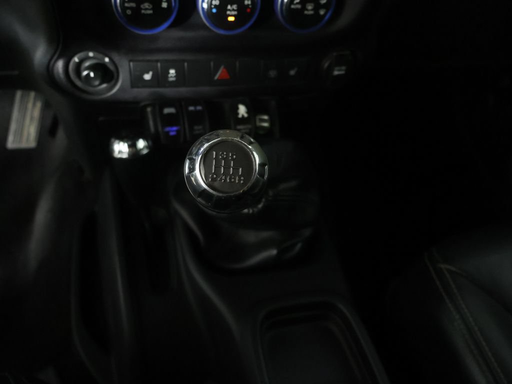Used 2016 Jeep Wrangler Unlimited Sahara w/ Connectivity Group AWD/4WD image 37