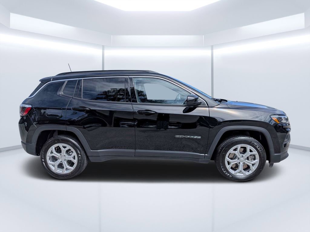Used 2024 Jeep Compass Latitude image 2