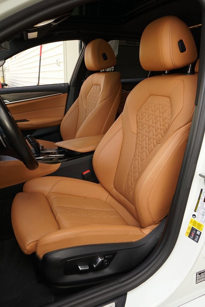 Used 2023 BMW 530e w/ M Sport Package image 3