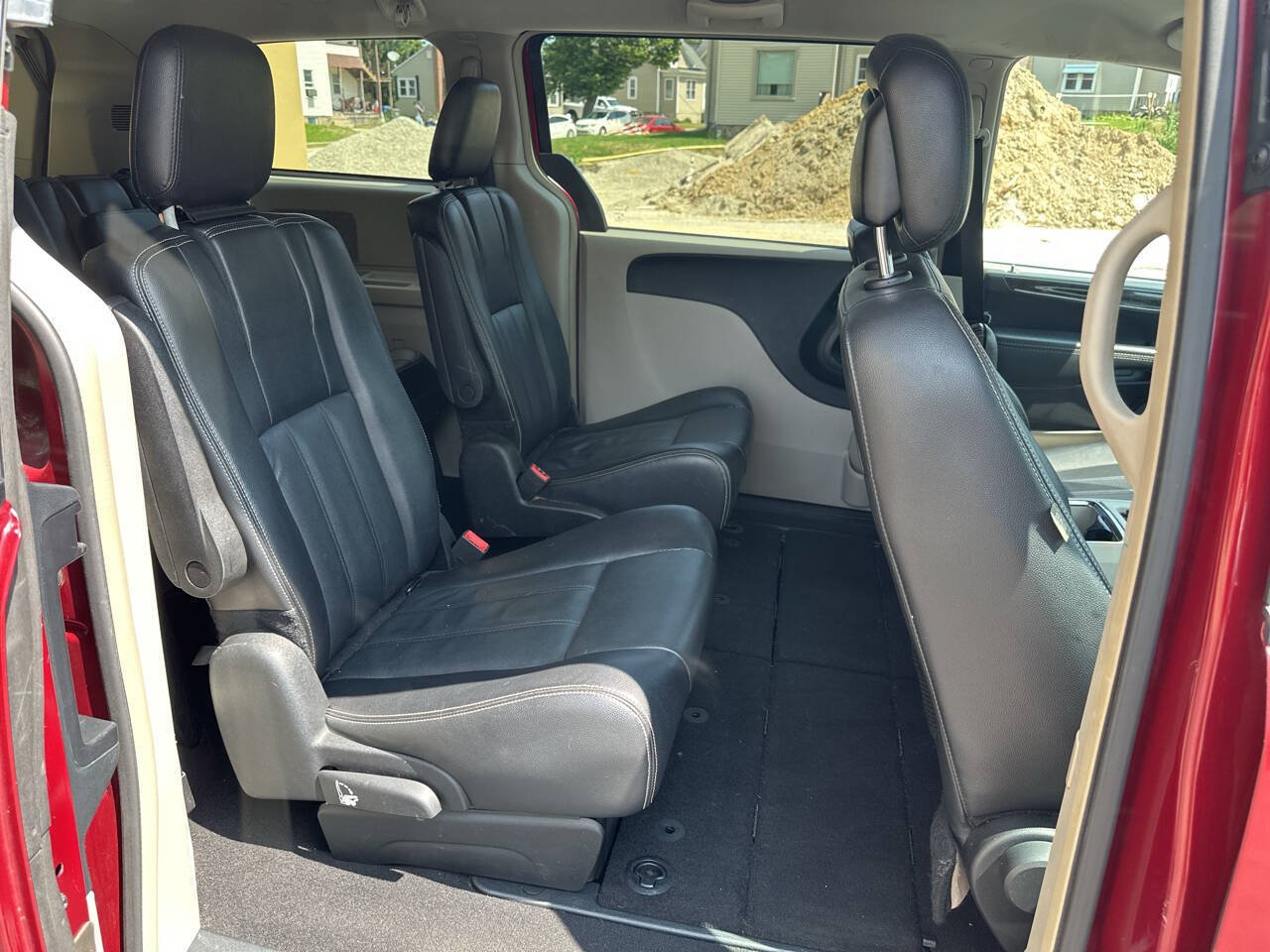Used 2014 Chrysler Town & Country Touring FWD image 11