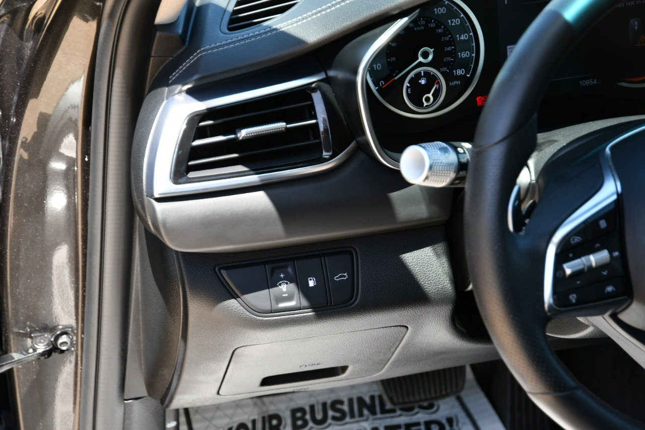 Used 2025 Genesis G70 2.5T image 7