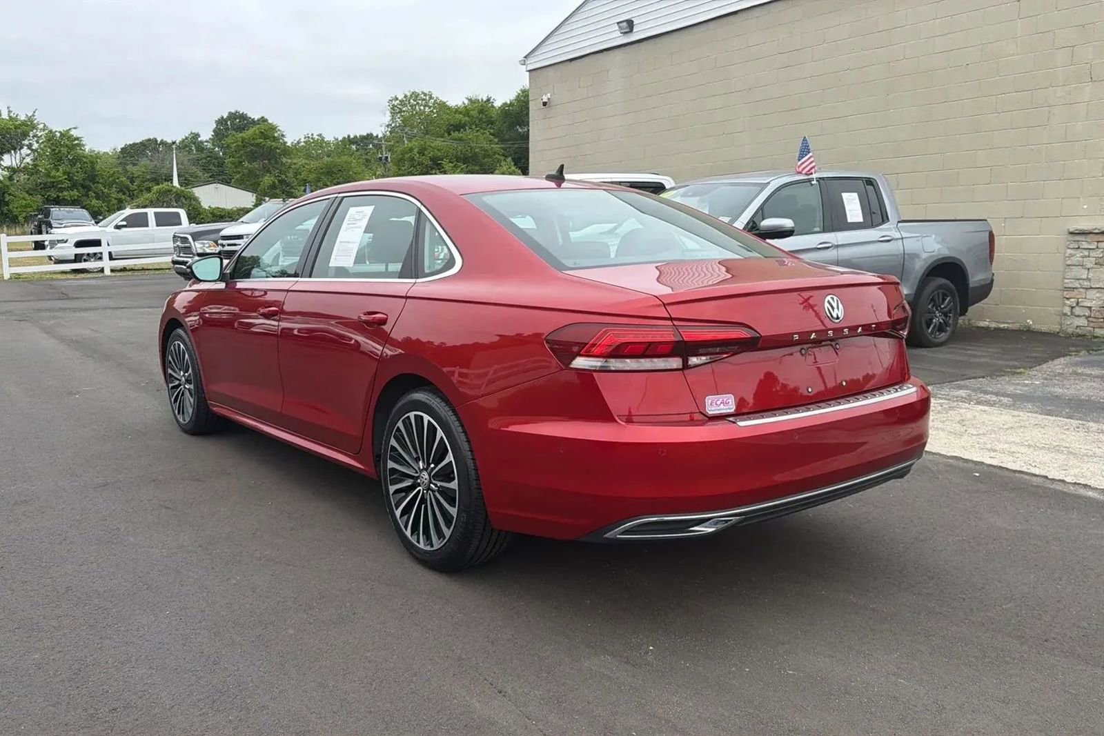 Used 2022 Volkswagen Passat 2.0T FWD image 3