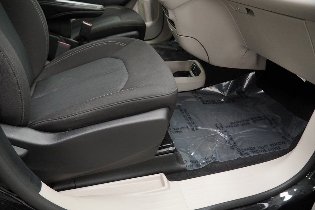 Used 2023 Chrysler Voyager LX image 44
