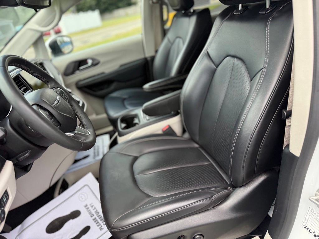 Used 2023 Chrysler Pacifica Touring-L FWD image 8