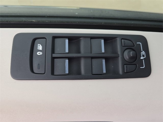 Used 2025 Land Rover Discovery Sport S image 25