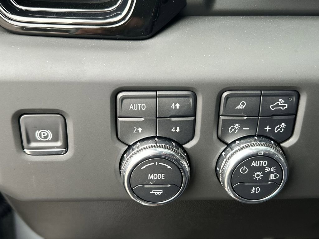 Used 2025 GMC Sierra 1500 AT4 w/ Technology Package image 18