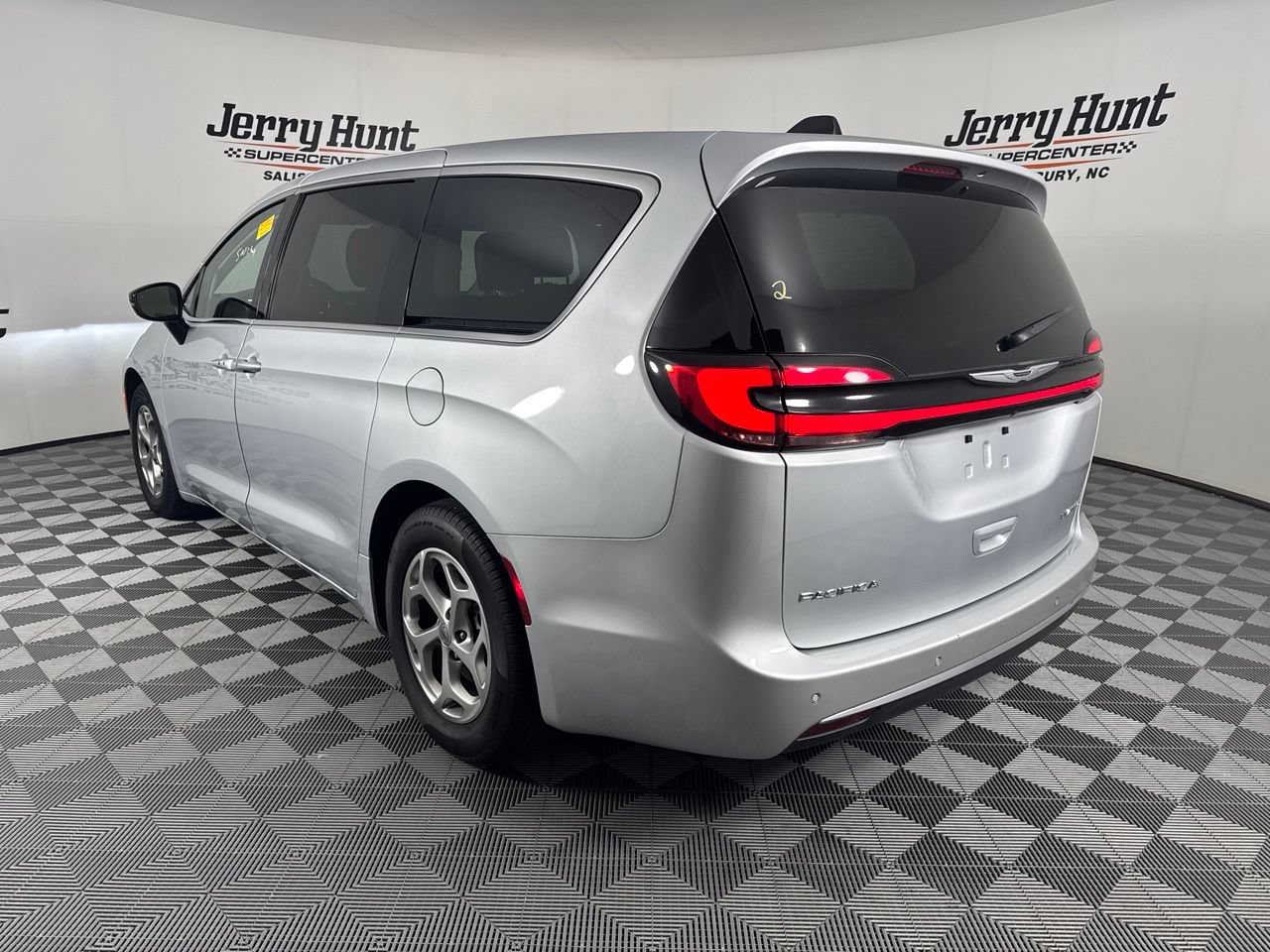 Used 2024 Chrysler Pacifica Limited FWD image 9