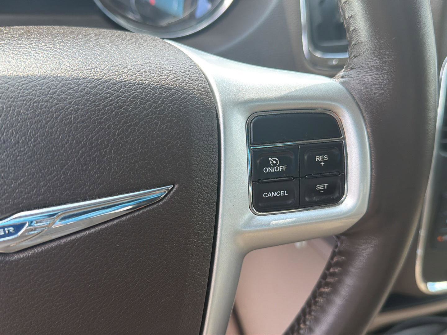 Used 2016 Chrysler Town & Country Touring FWD image 21