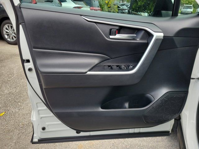 Used 2020 Toyota RAV4 XLE w/ Convenience Package FWD image 16