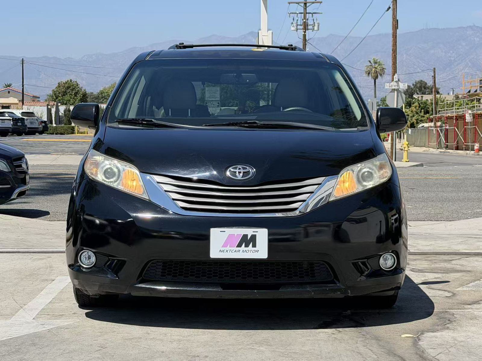 Used 2016 Toyota Sienna XLE w/ XLE Navigation Package FWD image 3