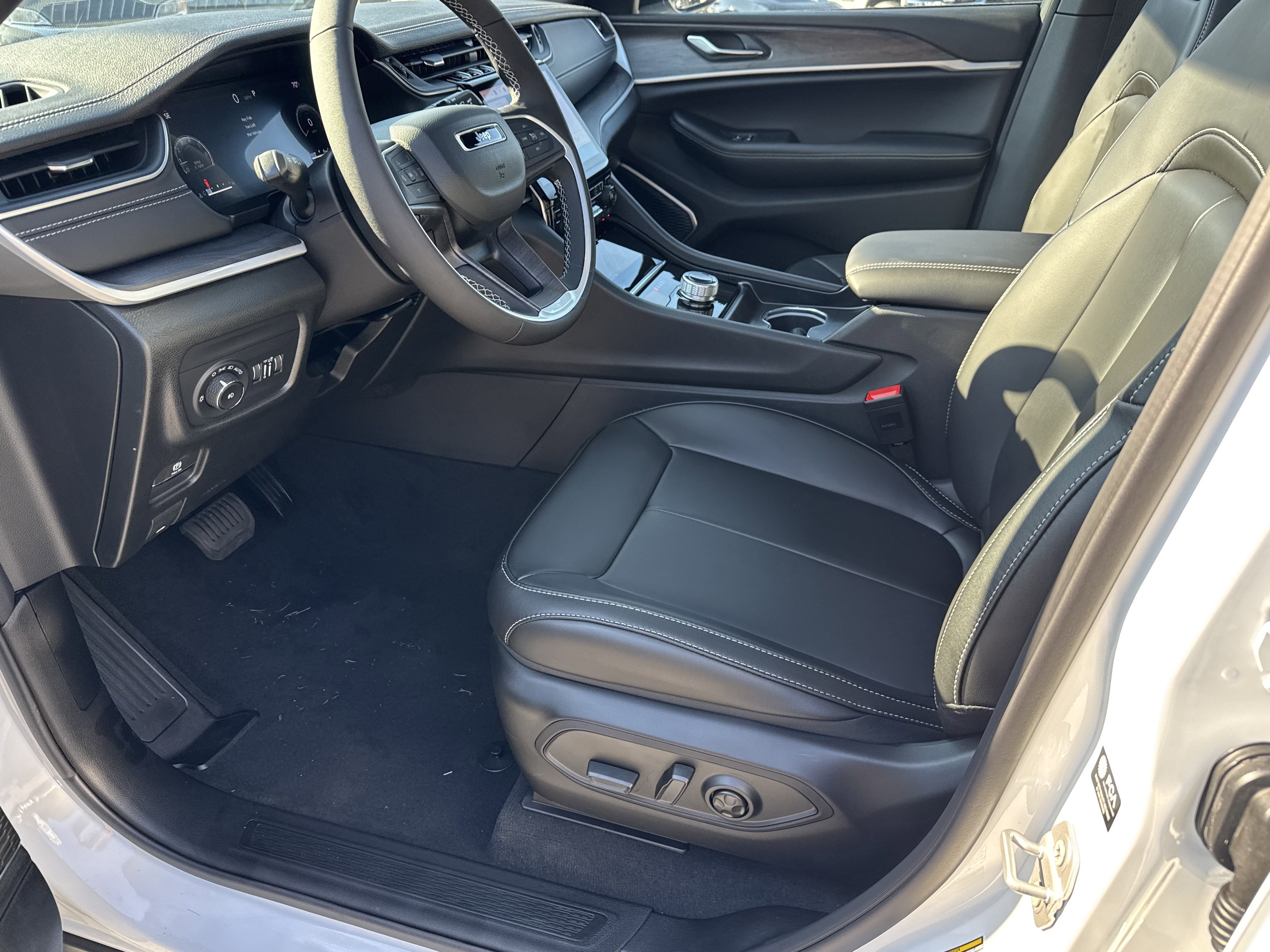 New 2025 Jeep Grand Cherokee Limited w/ Black Appearance Package image 16