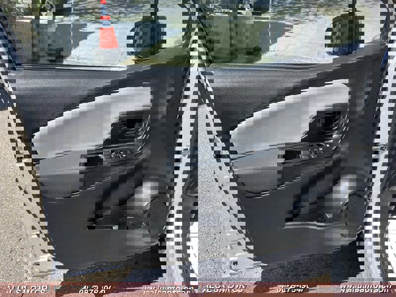 Used 2015 Toyota Yaris L image 10