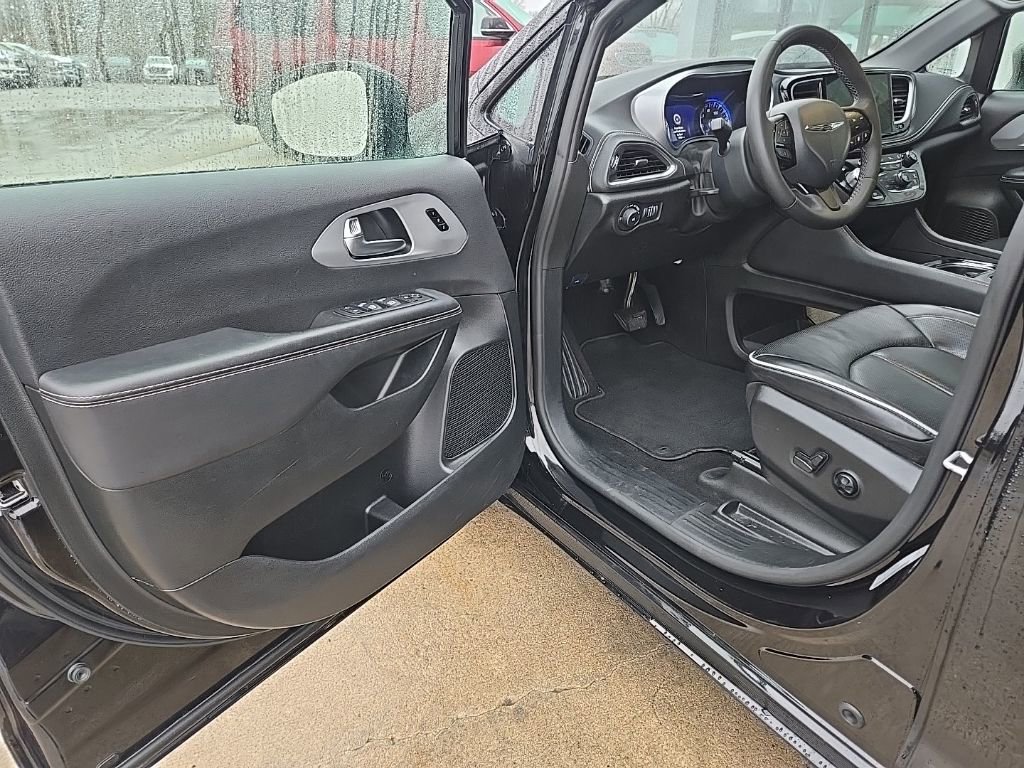 Used 2025 Chrysler Pacifica Limited image 27