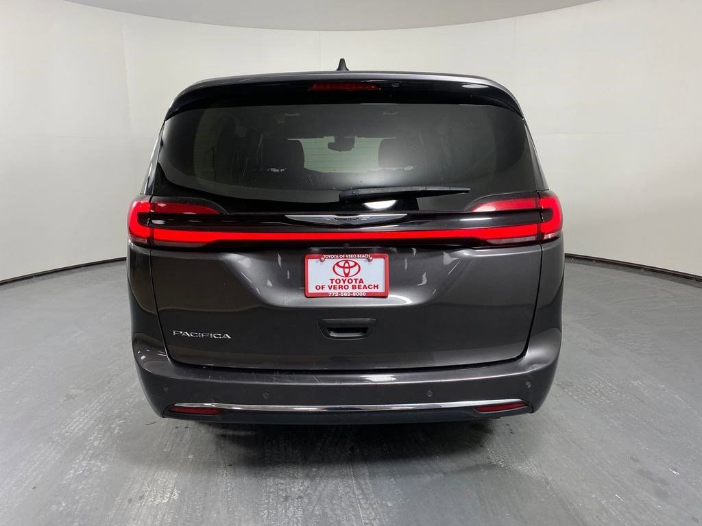 Used 2023 Chrysler Pacifica Touring-L image 5