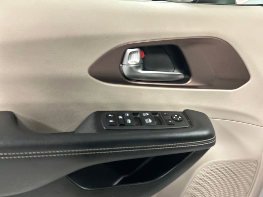 Used 2024 Chrysler Voyager LX FWD image 14