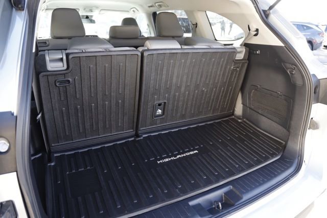 Used 2020 Toyota Highlander L image 7