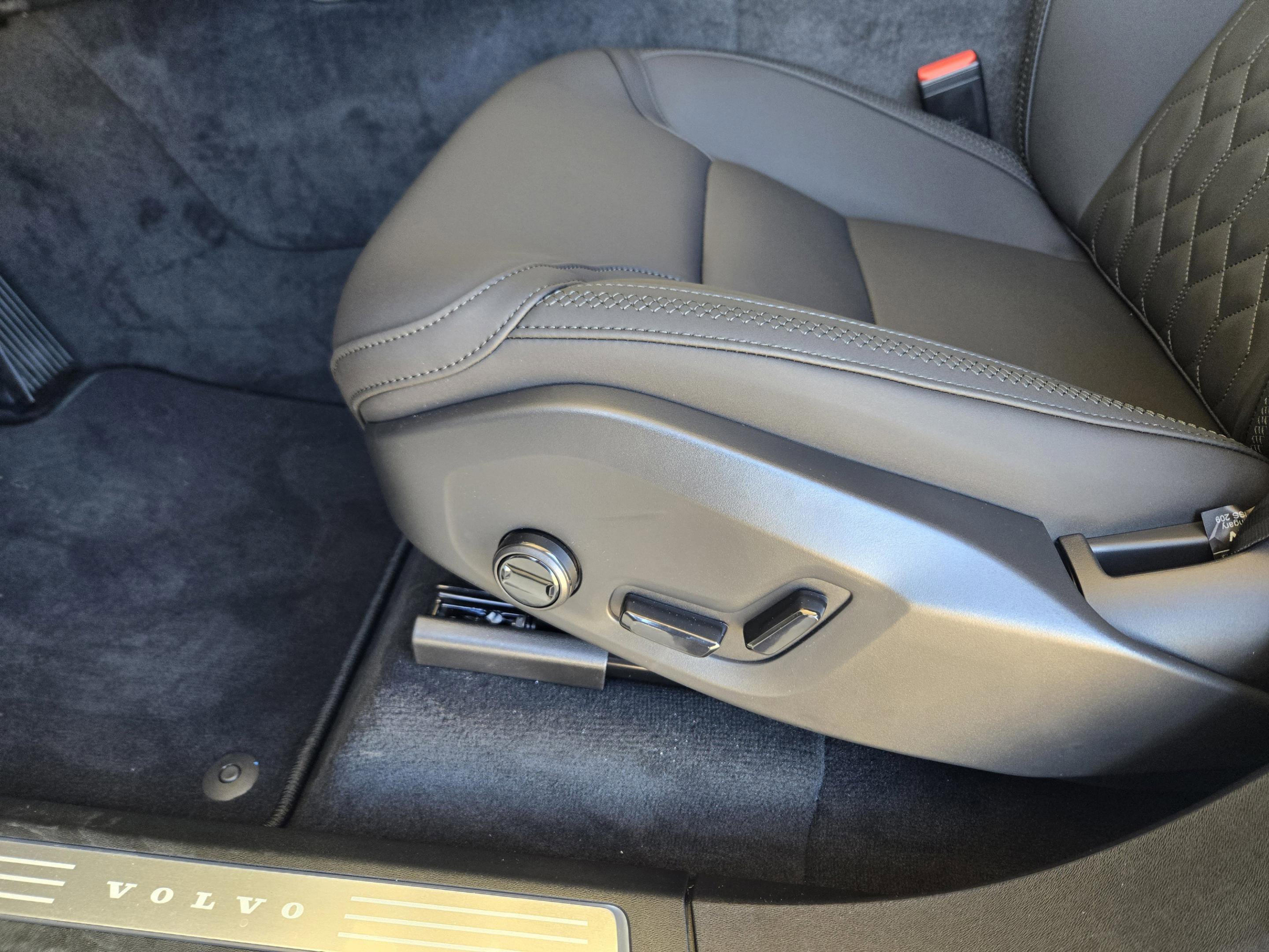 New 2026 Volvo XC90 T8 Plus w/ Protection Package Premier image 21