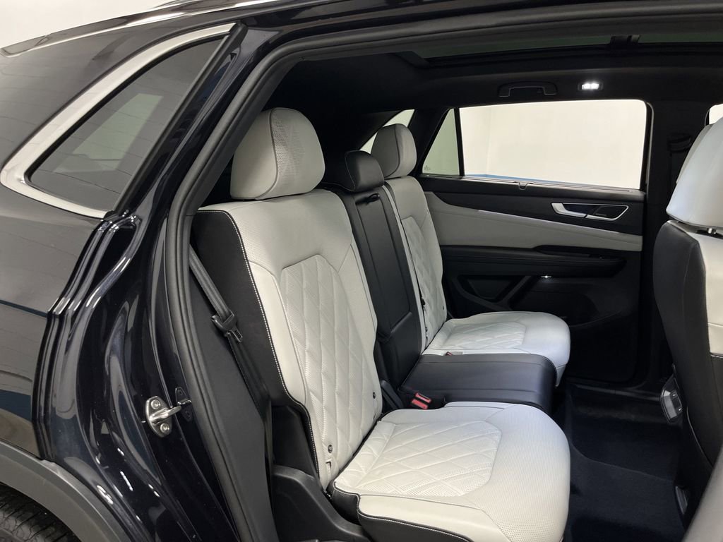 Used 2025 Volkswagen Atlas Cross Sport SEL Premium R-Line image 32