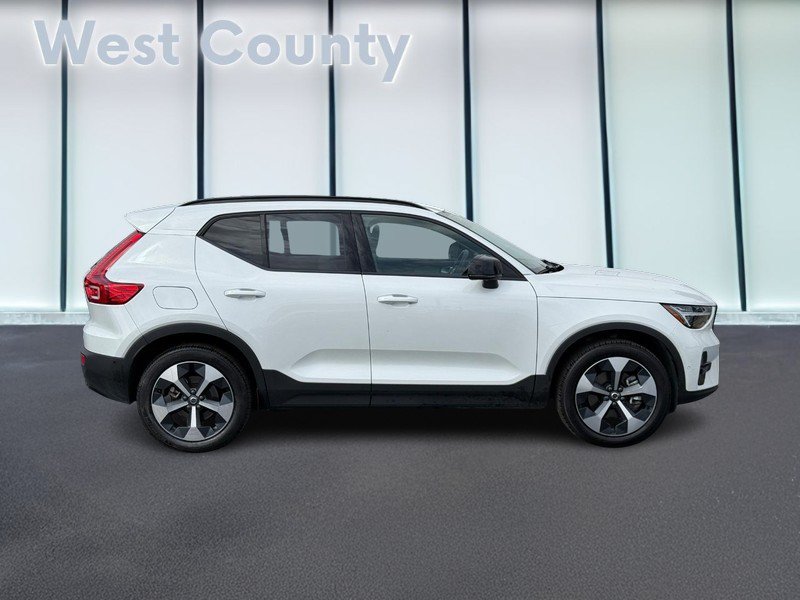Used 2026 Volvo XC40 B5 Plus AWD/4WD image 2