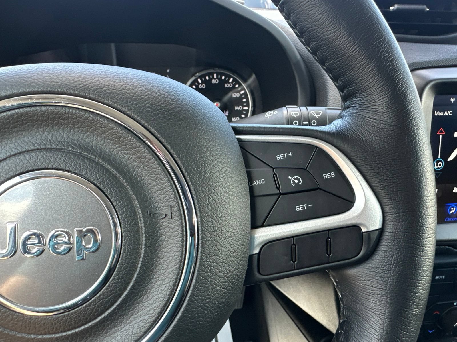 Used 2023 Jeep Renegade Latitude w/ Premium Group AWD/4WD image 44
