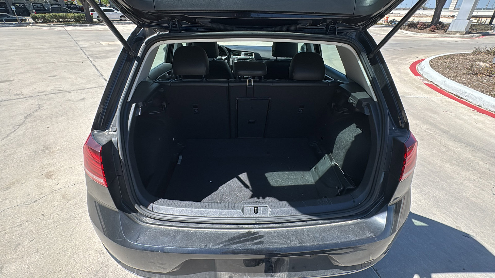 Used 2021 Volkswagen Golf 4-Door image 20