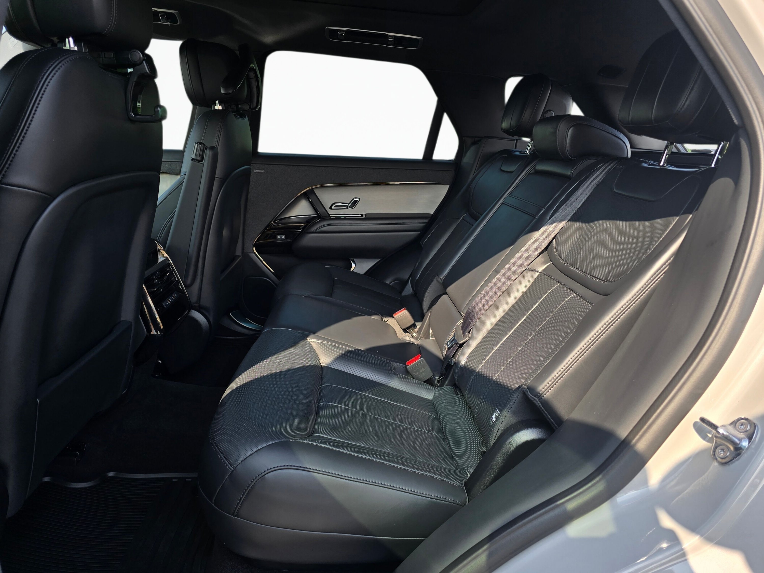 Used 2025 Land Rover Range Rover Sport SE AWD/4WD image 18