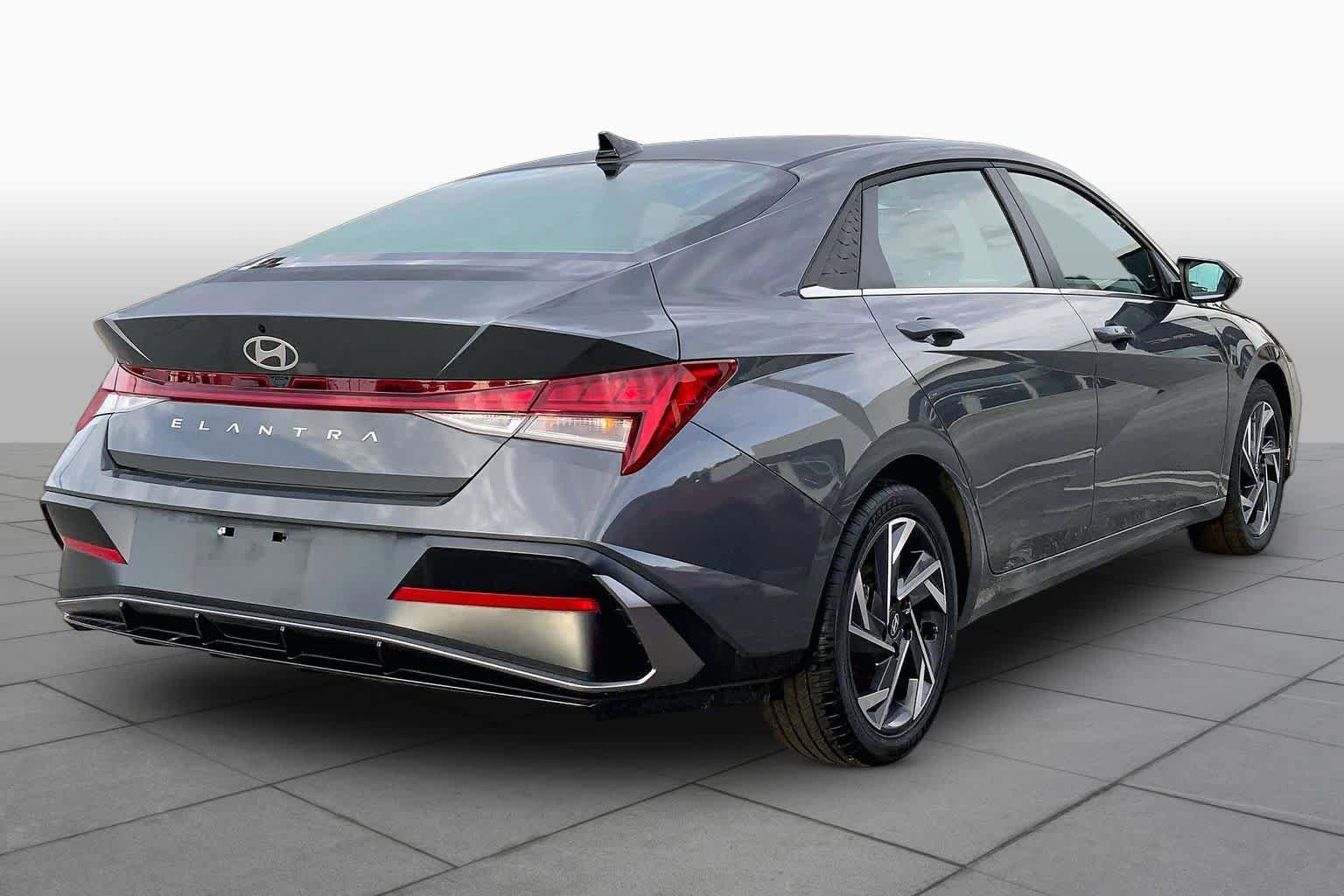 Used 2025 Hyundai Elantra SEL FWD image 13