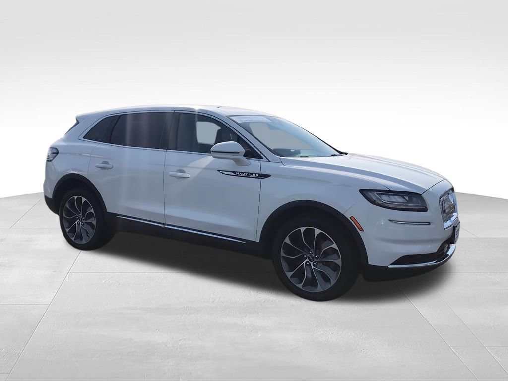 Used 2023 Lincoln Nautilus Reserve AWD/4WD image 2