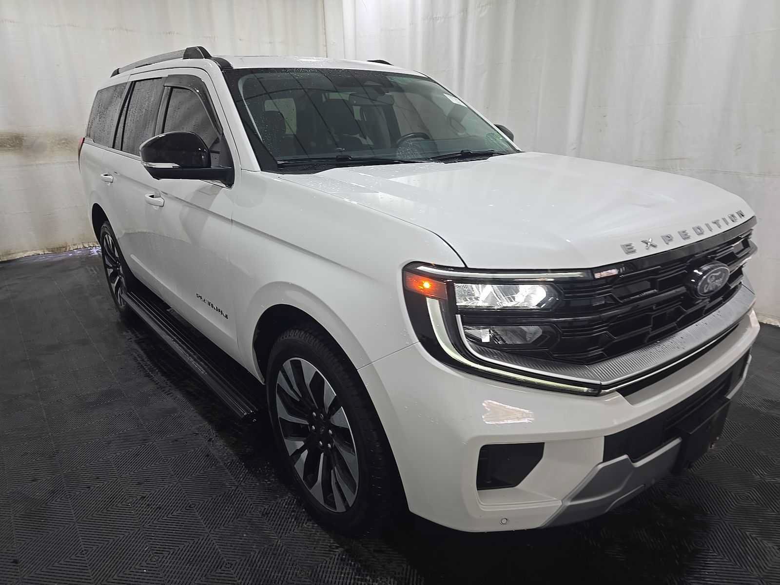 Used 2026 Ford Expedition Platinum w/ Driver's Package AWD/4WD image 2