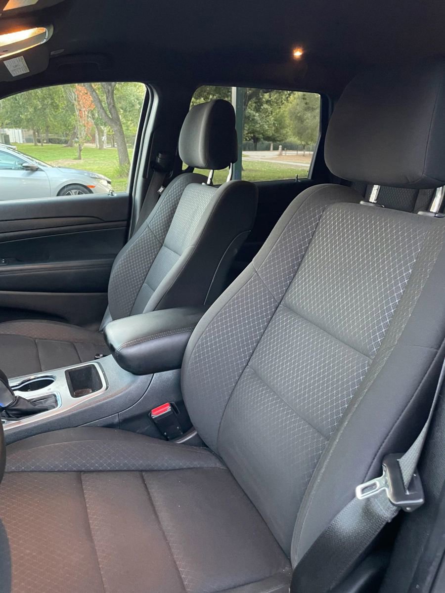 Used 2018 Jeep Grand Cherokee Laredo image 12