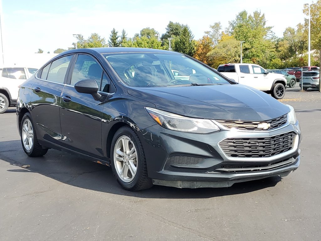 Used 2018 Chevrolet Cruze LT w/ Convenience Package FWD image 2