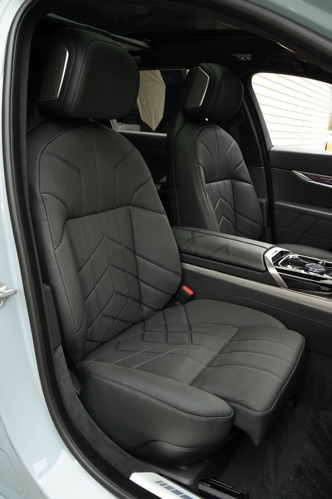 Used 2023 BMW 760i xDrive image 10