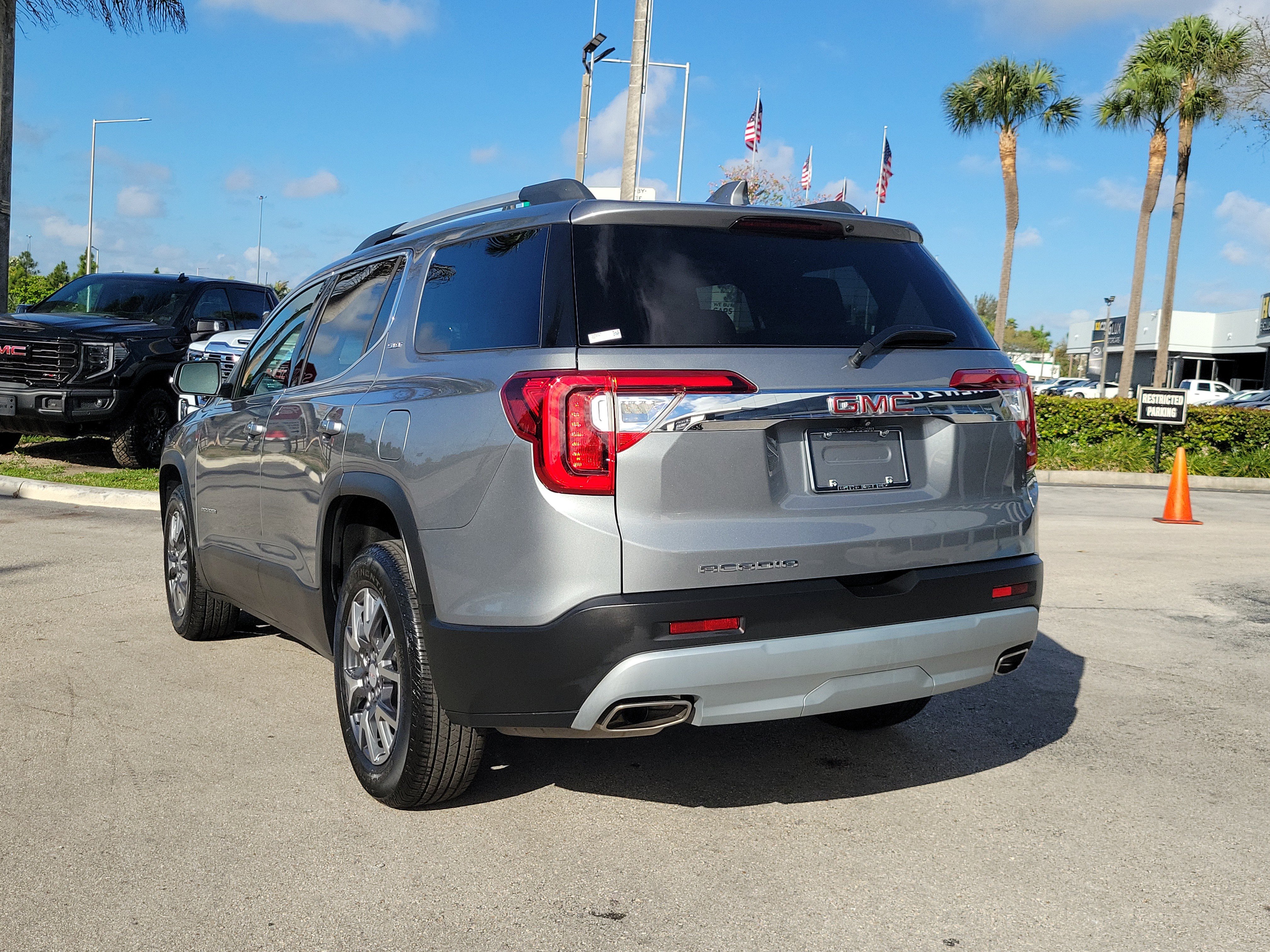 Used 2023 GMC Acadia SLT w/ Technology Package image 7