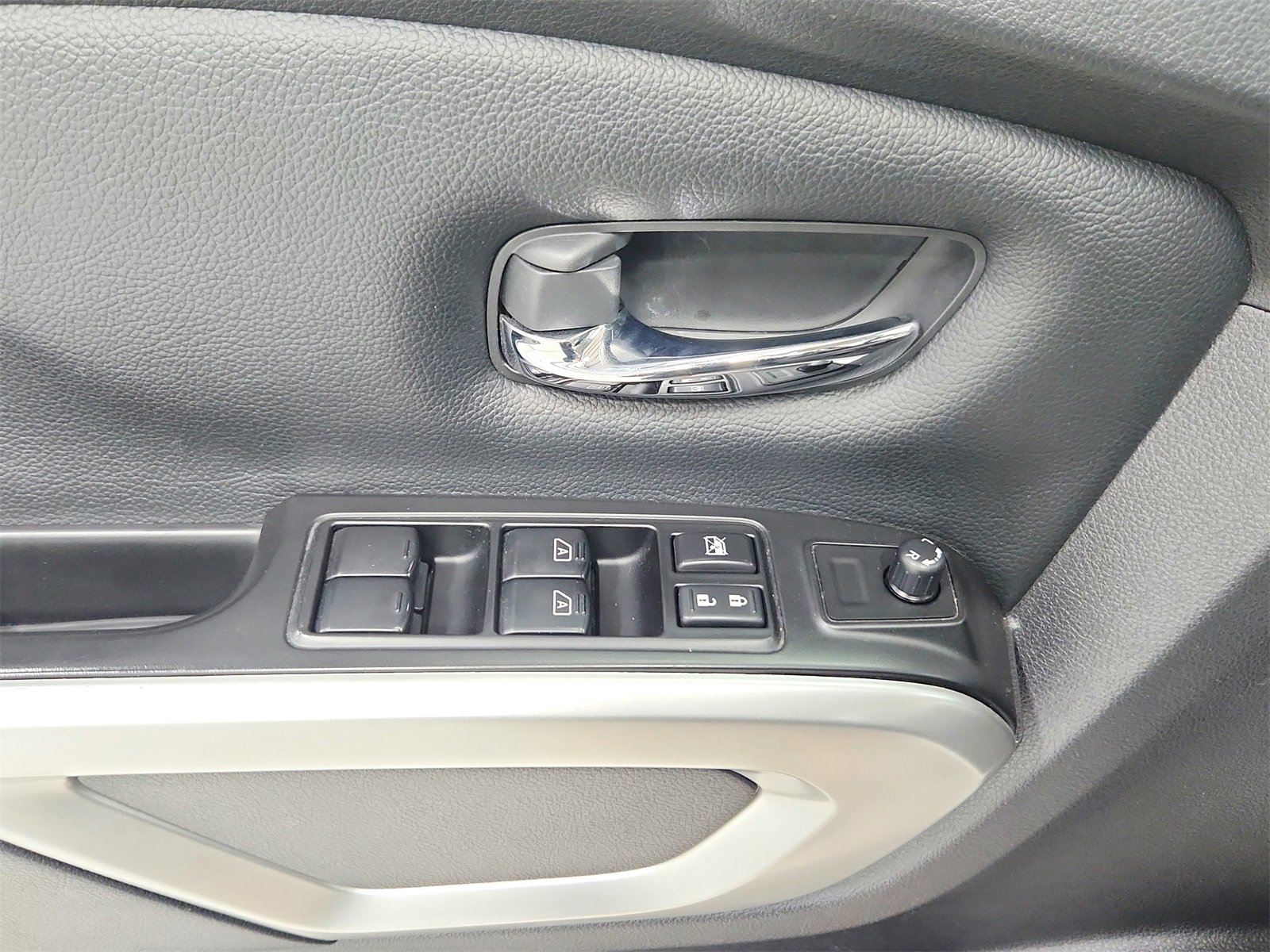 Used 2023 Nissan Titan SV image 27