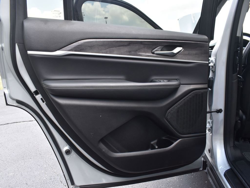 Used 2023 Jeep Grand Cherokee L Limited w/ Trailer Tow Group (B) image 23