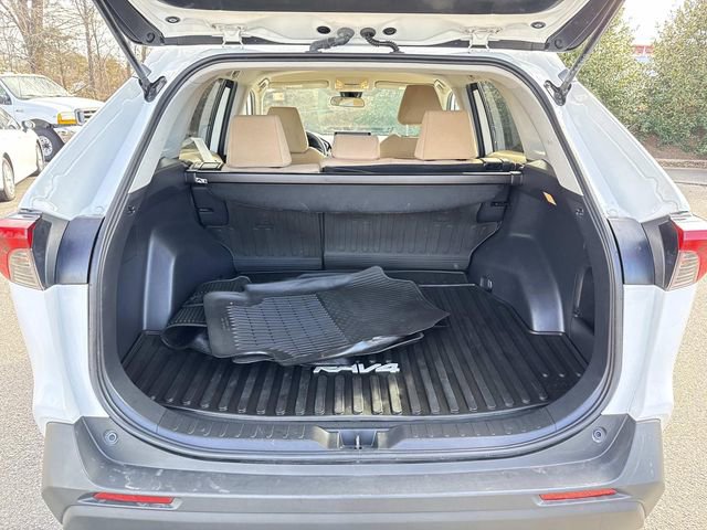 Used 2021 Toyota RAV4 LE image 12