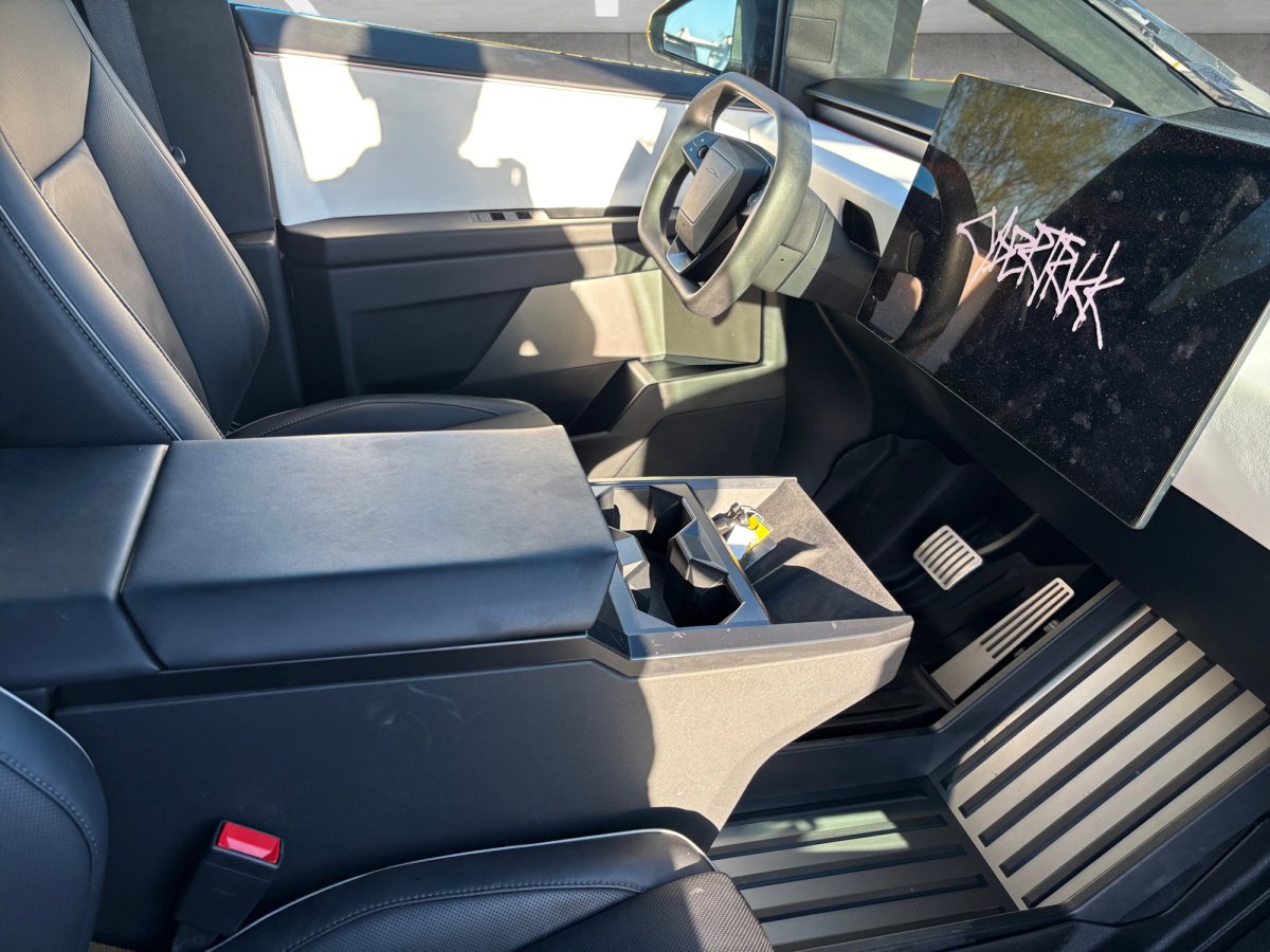 Used 2024 Tesla Cybertruck AWD Crew Cab image 25