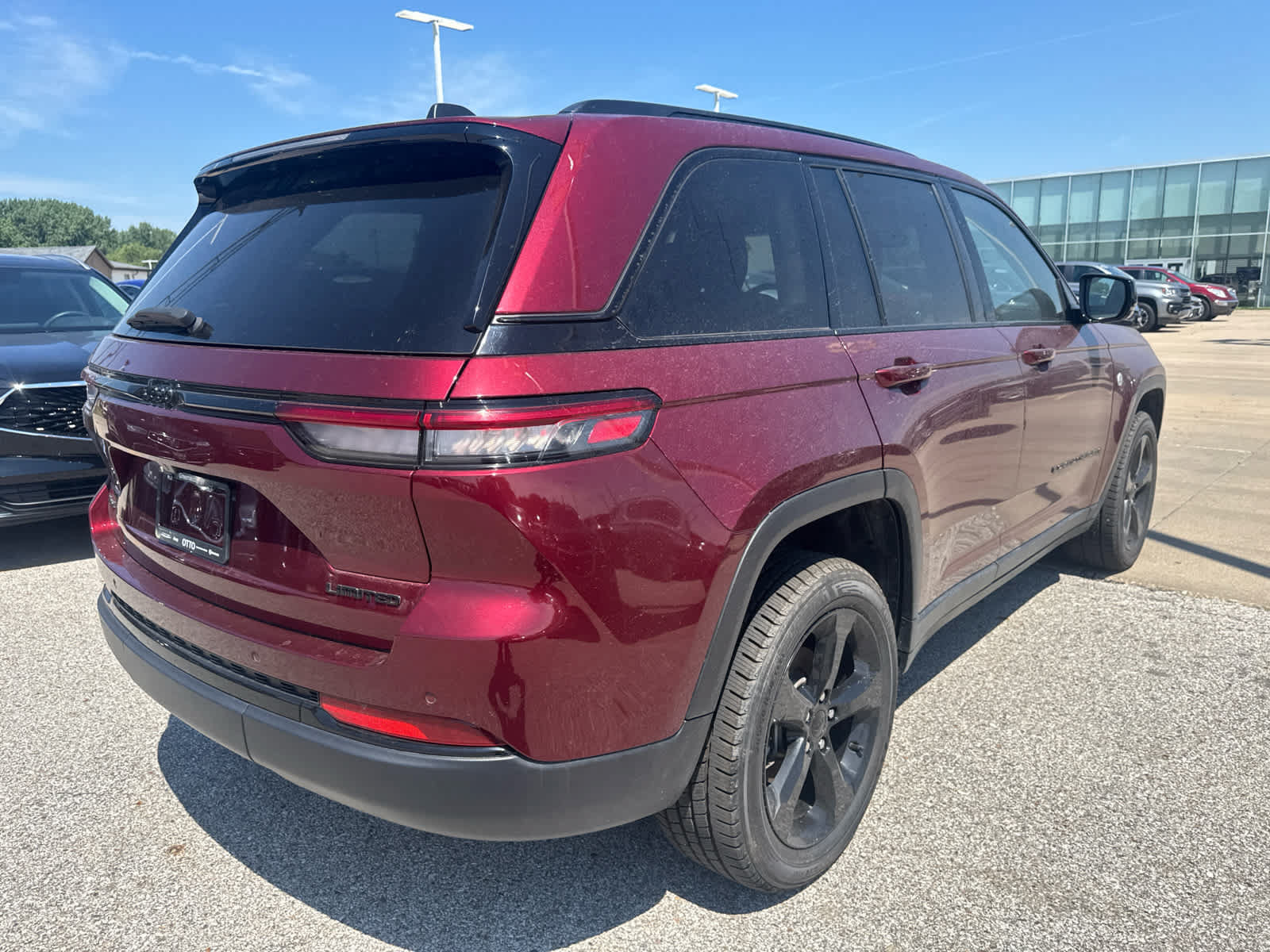 Used 2023 Jeep Grand Cherokee Limited w/ Black Appearance Package AWD/4WD image 5