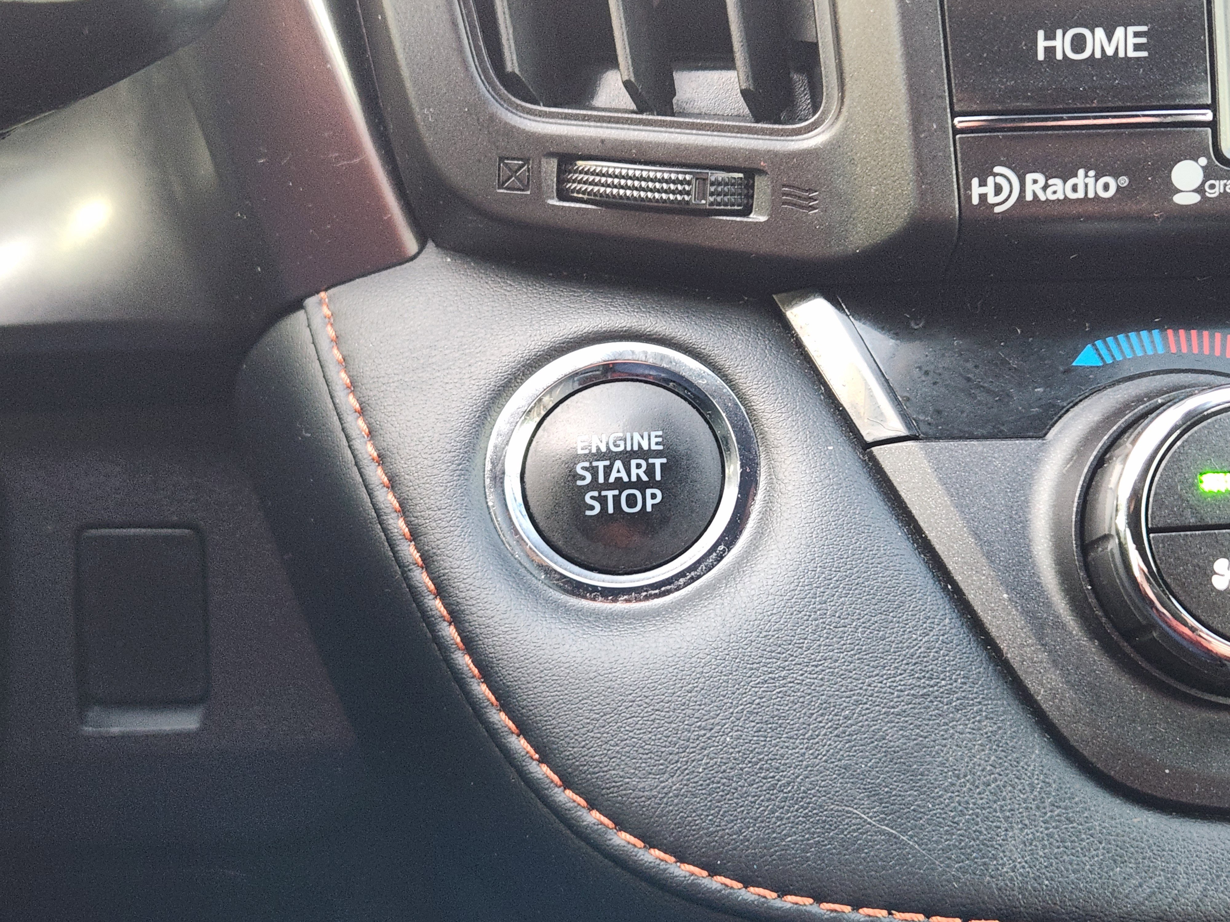 Used 2018 Toyota RAV4 SE image 22