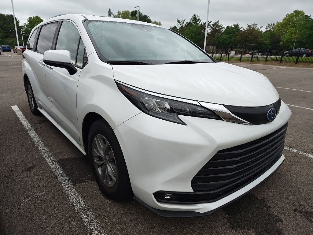 Used 2025 Toyota Sienna XLE AWD/4WD image 3