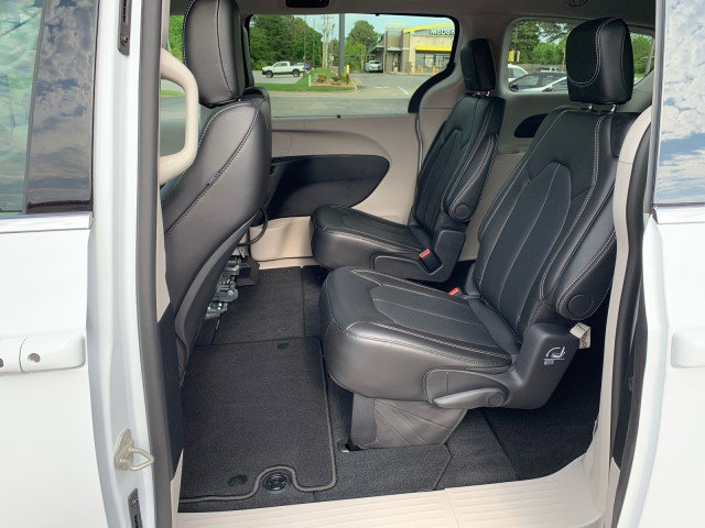 Used 2024 Chrysler Pacifica Touring-L AWD/4WD image 22