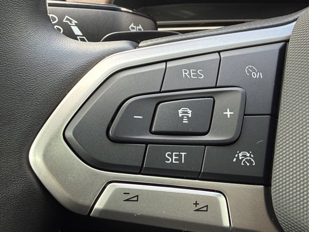 Used 2025 Volkswagen Atlas SEL AWD/4WD image 21