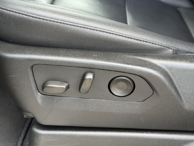 Used 2025 Chevrolet Suburban LT RWD image 23